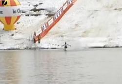 スキー　競技　池　水上　おもしろ