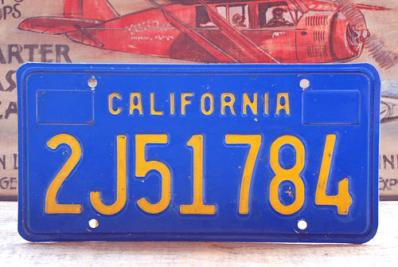 CALIFORNIA（カリフォルニア州）のブルーのナンバープレートは貴重に 