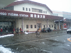 越後湯沢駅に到着すると雪が舞っていた