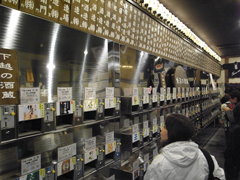 越後湯沢構内の利き酒「越の室（こしのむろ）」。ズラっと並んだ日本酒