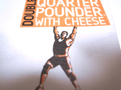ダブルクォーターパウンダー・チーズの箱にはボディビルダー風の男性のイラスト