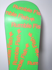 Twelve snowboardsのスノーボード「Rumble Fish」の裏側は蛍光緑