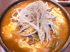 韓国家庭料理名家「壺 ハンアリ」のユッケジャン定食（800円）