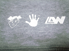 背面右下にGroovisionsのチャッピー、バンザイペイントの手、Loopwheelerのロゴがプリント