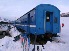 湯沢中里スキー場の電車の車両を利用した休憩所