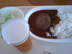 湯沢中里スキー場の昼食。ハンバーグカレーと生ビール