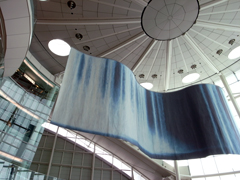 羽田空港第二ターミナルのマーケットプレイス前の「滝のオーロラ （AURORA OF WATERFALL）」