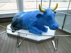 羽田空港第二ターミナルの展望デッキがある5階に展示されている牛のオブジェ「MOON」