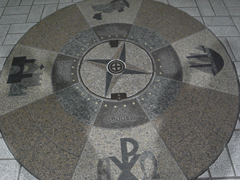 宣教師フランシスコ・ザビエルを記念して造られた床のモザイク画