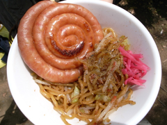 Earth Day Tokyo 2009で食べた「富士宮焼きそば」（500円）と「ぐるぐるウィンナー」（500円）