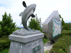 佐久平PAの鯉の青銅像「飛躍」