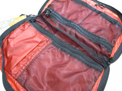 EQUINOXのTripper Travel Bag（ポケットが豊富な内側）