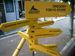 「Gregory Tokyo Store」の階段下にある案内標識