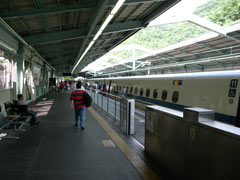 新神戸駅のホームと停車中の新幹線のぞみ3号