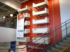 IKEA（イケア）新三郷店のエスカレーター脇の壁一面のソファ