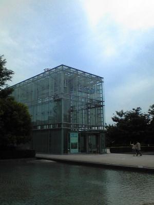 岡崎市美術博物館…それは山の上のビニールハウス？