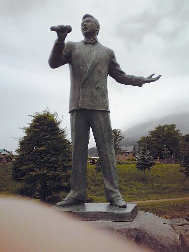 細川たかしさんの銅像