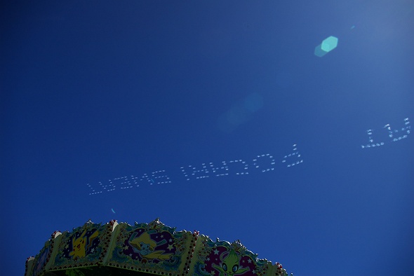空では飛行機雲によるポカリスエットの広告が・・・
