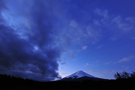 日の出前の富士