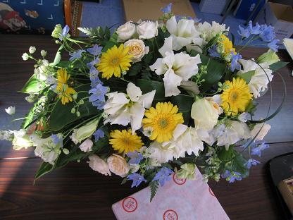 姪の「結婚を祝う会」へ行ってきました。テーブルに飾ってあった花かしら？