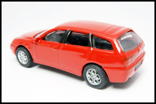 KYOSHO_Alfa_Romeo_Miniature_car_Collection2_156_SPORTWAGON_3.jpg