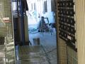 東京都世田谷区　マンション共用部年末大掃除　エントランス部分床マット ・ ガラス周りの清掃　作業風景