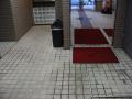 東京都世田谷区　マンション共用部年末大掃除　エントランス部分床マット ・ ガラス周りの清掃　作業風景