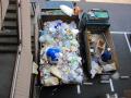 東京都世田谷区　賃貸物件マンション３ＤＫ　ゴミ出し　作業風景　１