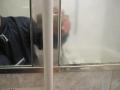 埼玉県ふじみ野市　分譲マンション３ＬＤＫ空き室全体クリーニング　浴室ユニットバス鏡クリーニング　作業風景　１