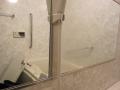 埼玉県ふじみ野市　分譲マンション３ＬＤＫ空き室全体クリーニング　浴室ユニットバス鏡クリーニング　作業風景　２