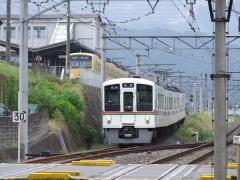 西武鉄道からの直通列車です…秩父鉄道御花畑駅付近からの撮影で、背後は西武秩父駅です