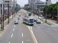 福井市内は、路面電車の形態で走ります…田原町駅付近にて