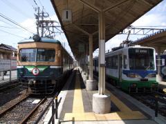 鉄道形の車両と並ぶ、路面電車形８８０形…武生新駅にて