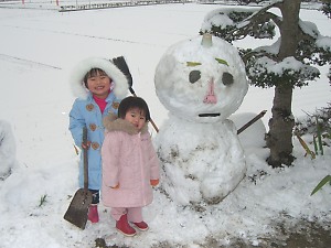 子供と一緒に雪だるまを作りました