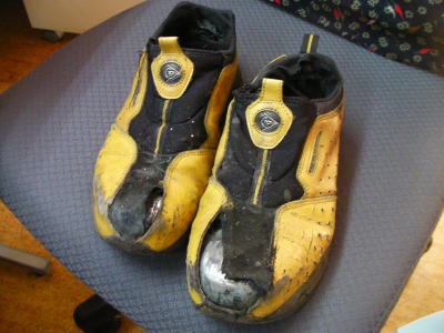 古い黄色の安全靴