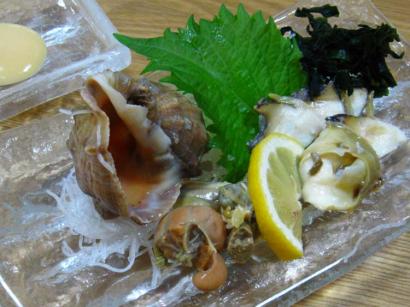 山口県田布施町「田布施魚市場直送鮮魚 寿司満」の上にぎり定食+ニシ貝のお造り他