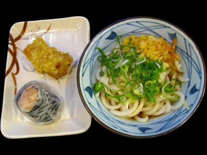 山口県光市「丸亀製麺 光店」のぶっかけうどん（冷）+なす天+高菜むすび