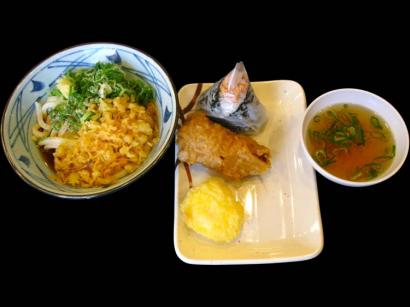 山口県光市「丸亀製麺 光店」のぶっかけうどん（冷）+鰹節のおむすび