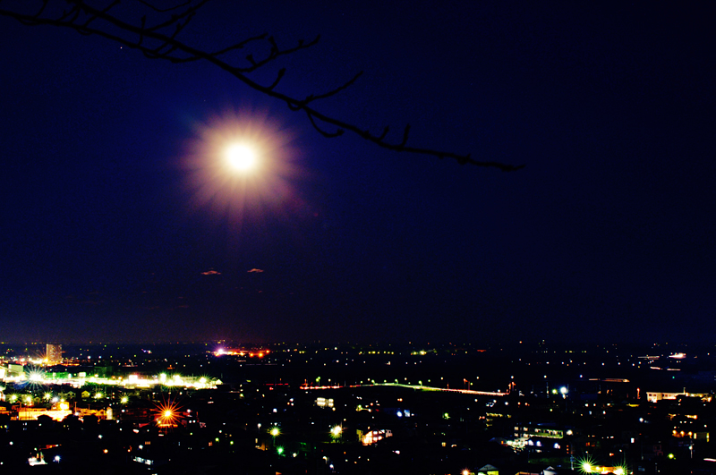 月光と街明かり