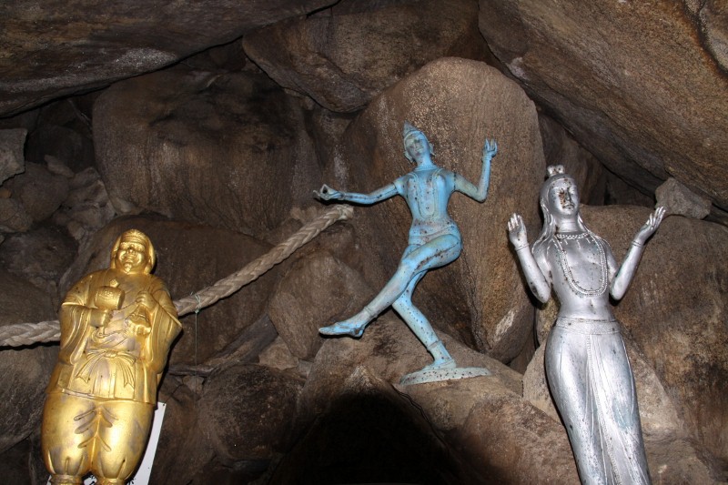 洞内の仏像