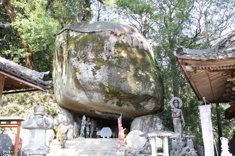 仏画が描かれた巨岩